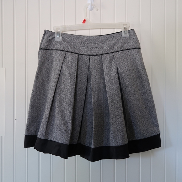 Maurices Women's Short Pleated Skater Skirt Size Small Satin Hem - Picture 2 of 11